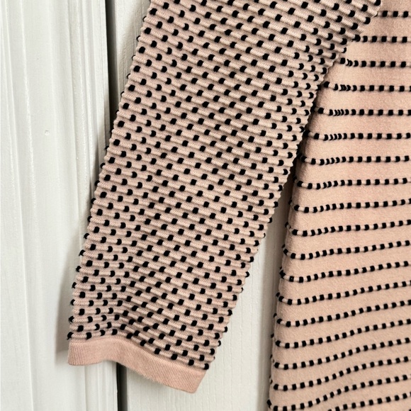 LIKE NEW! KARL LAGERFELD WOMANS TWOFER PULLOVER KNIT SWEATER BEAUTIFUL & CLASSIC - Picture 3 of 13